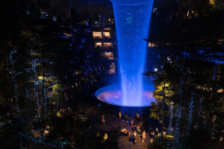 SINGAPORE, SINGAPORE - DECEMBER 20: View of the lighted up Rain Vortex at Jewel Mall in Changi Airport on December 20, 2023 in Singapore. (Photo by Ore Huiying/Getty Images) - Ore Huiying/Getty Images - Ore Huiying/Getty Images