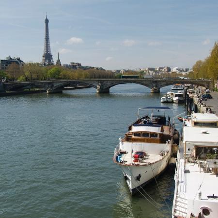 Rio Sena e a torre Eiffel em Paris, na França