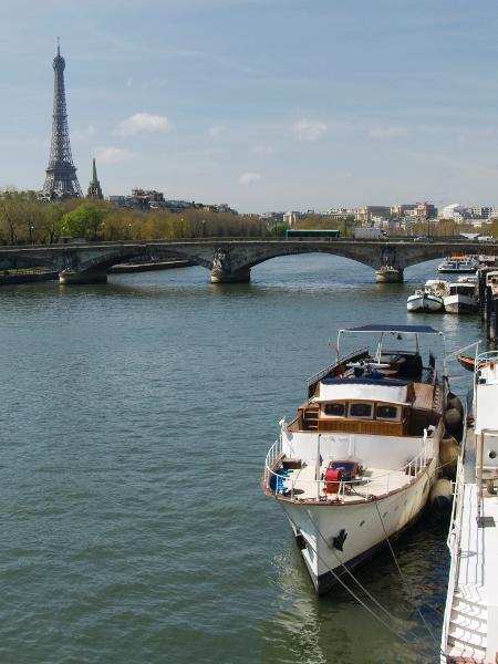 Rio Sena e a torre Eiffel em Paris, na França