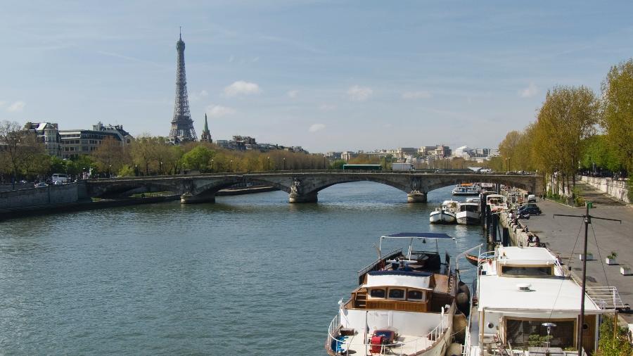 94 embarcações participarão da parada fluvial com 10.000 atletas, ao longo de seis quilômetros, no famoso cartão postal de Paris