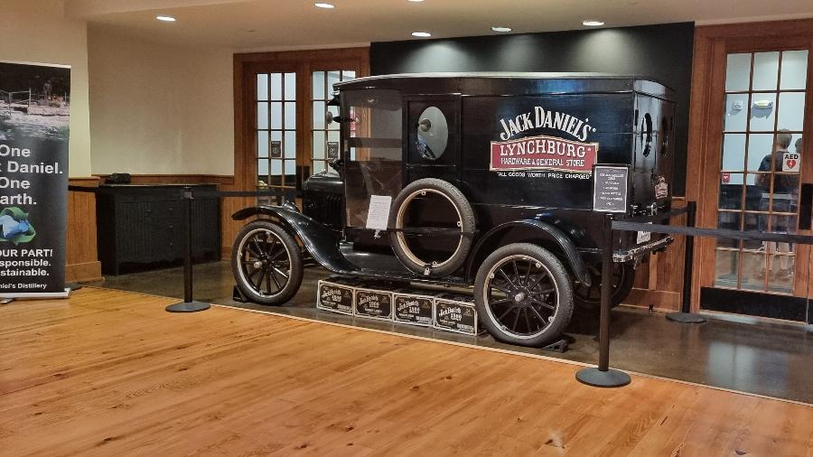 Na Jack Daniels é possível provar bebidas e vistar um museu que conta a história da fabricante