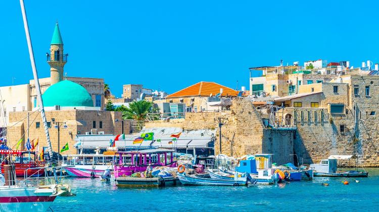 Amarração dos barcos na porta velha de Akko, Acre, Israel