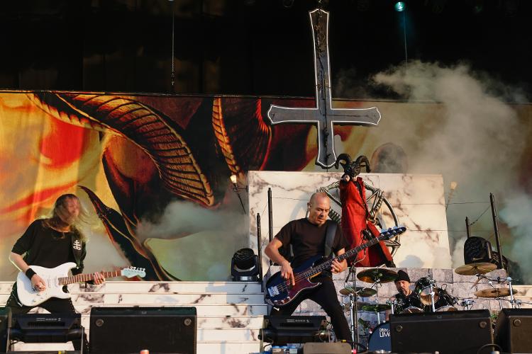 A cruz invertida, um dos maiores símbolos do satanismo, integra o cenário de show da banda Mercyful Fate na Alemanha, em 2022