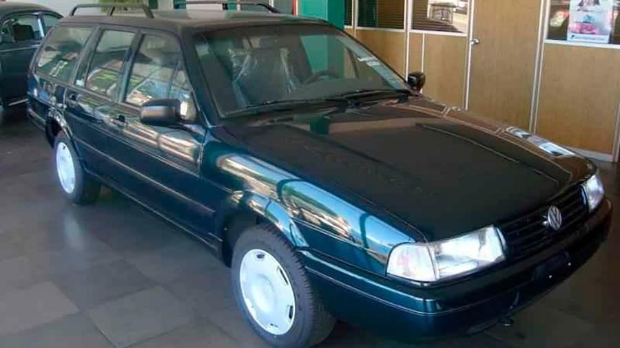 Quantum 1996 verde é um dos dois carros zero que integravam showroom da concessionária Comercial Gaúcha, em Estrela, e hoje estão à venda; esta foto tirada em 2012, quando a loja ainda existia, exibe perua no respectivo showroom - Reginaldo de Campinas