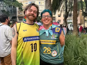 Marcha Trans em SP pede camisas do Brasil e casal leva uniforme de vôlei