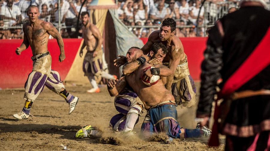 A brutal do torneiro "calcio storico fiorentino", violento esporte criado na Idade Média, faz parte da programação junina em Florença na Itália