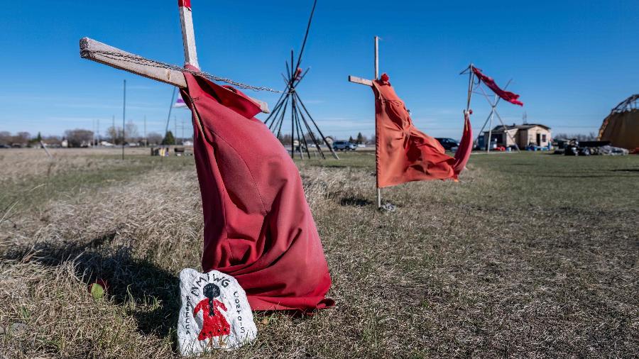 Cruzes com vestidos vermelhos lembram as mortes de jovens indígenas em Winnipeg, Manitoba, Canadá