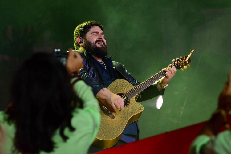 César Menotti se apresenta com o irmão, Fabiano, no show especial 'Os Menotti 20 Anos', na Festa do Peão de Barretos