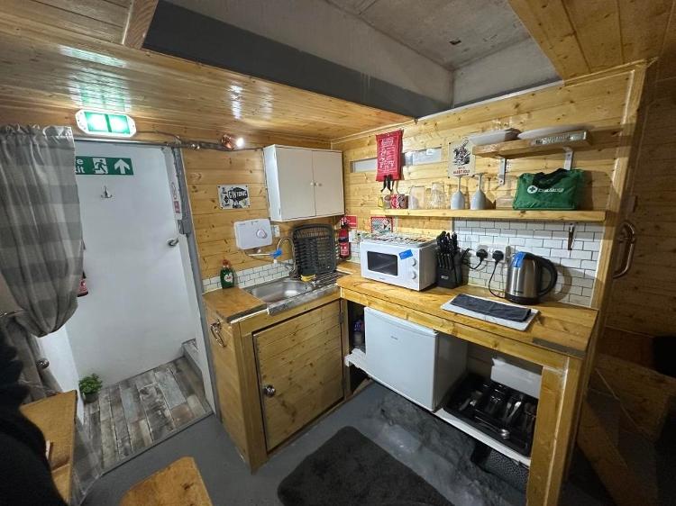 A cozinha fica próxima ao acesso à porta A cozinha fica próxima ao acesso à porta