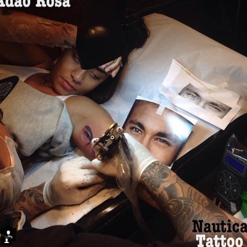 11.jul.2015 - Rafaella Santos, irmã de Neymar, tatua o rosto do jogador de futebol no braço esquerdo