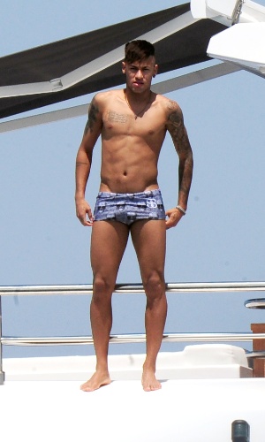 28.jul.2015 - De férias em Ibiza, na Espanha, Neymar curte dia de sol em iate