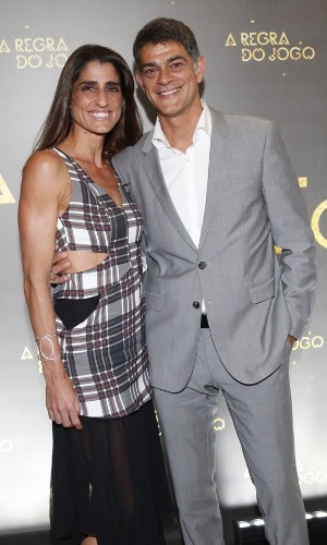 27.ago.2015 - O ator Eduardo Moscovis e a mulher Cynthia Howlett na festa de lançamento de "A Regra do Jogo", no clube Costa Brava, no Rio de Janeiro