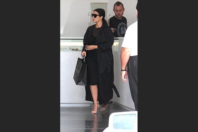 A legging é a melhor amiga da grávida, já que não aperta o barrigão. Kim Kardashian combinou a peça com salto alto, blusa transparente e casaco longo - Grosby Group