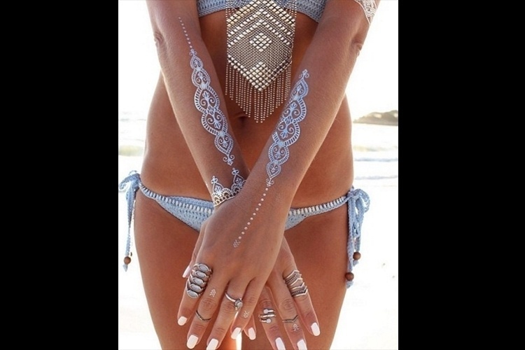 Tatuagem branca - Reprodução/Instagram @glittermoons