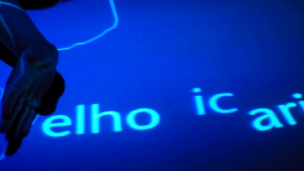 Beco das Palavras, sala com grande painel que permite os usuários a criar palavras e conhecer seus significados - Divulgação/Museu da Língua Portuguesa