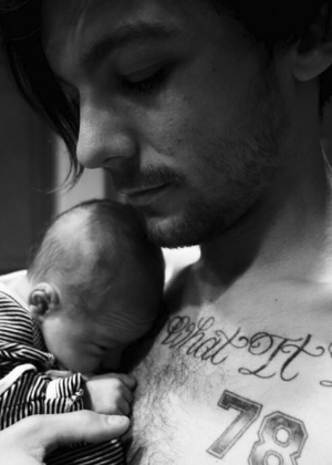 Louis Tomlinson, do One Direction, posta foto com o filho recém-nascido no colo - Reprodução/Instagram/louist91