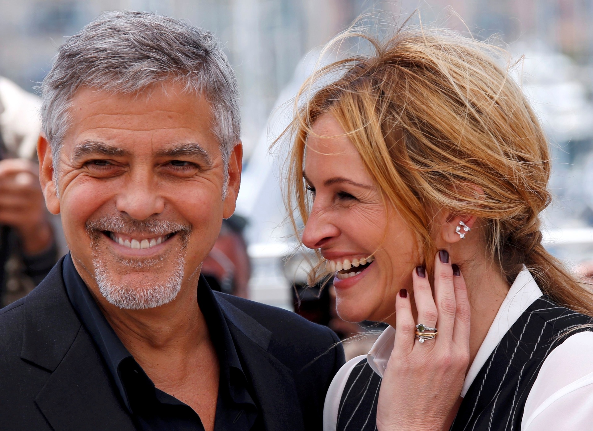 12.mai.2016 - Julia Roberts e George Clooney posam juntos na sessão de "Jogo do Dinheiro", de Jodie Foster, no Festival de Cannes 2016 - REUTERS/Yves Herman