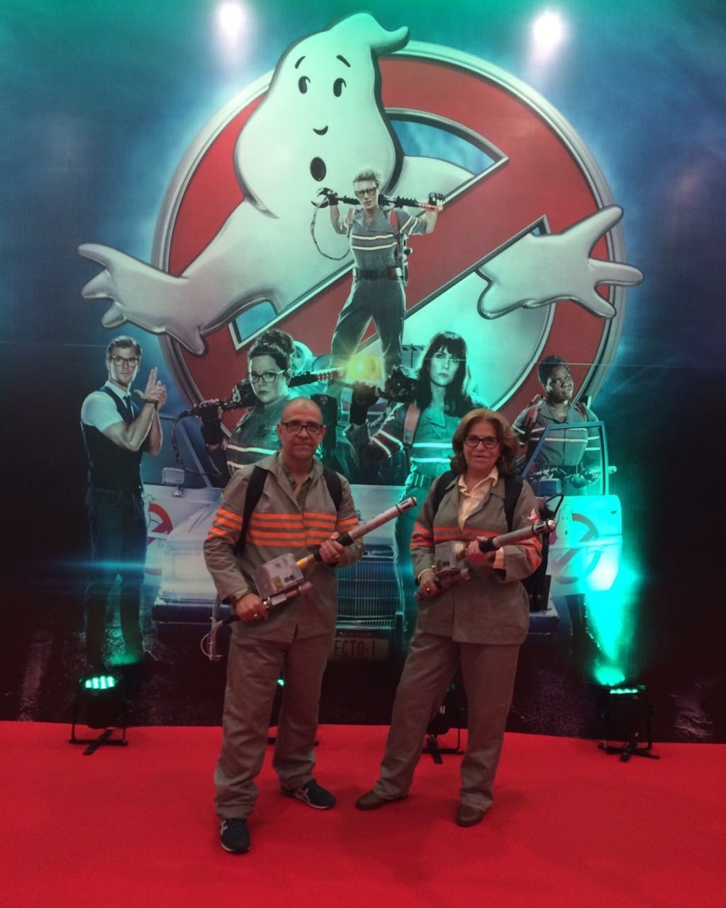 Rosa Maria Jaques e João Tocchetto foram convidados para o lançamento do novo filme dos Caça-Fantasmas, em São Paulo - Divulgação