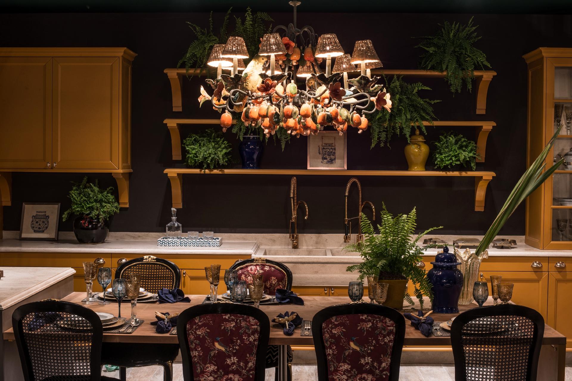 Casa Cor MT 2016 - Discrição passa longe do Lounge Gourmet, inspirado na apresentadora Sabrina Sato e pensado por Habner Zuhany. O ambiente é luxuoso, tem cadeiras com estampas florais e pássaros, samambaias vistosas e marcenaria com acabamento mostarda. Mas todos esses elementos são coadjuvantes se comparados ao chamativo lustre (Star Home) adornado por cajus e hibiscos - Lucas Ninno/Divulgação