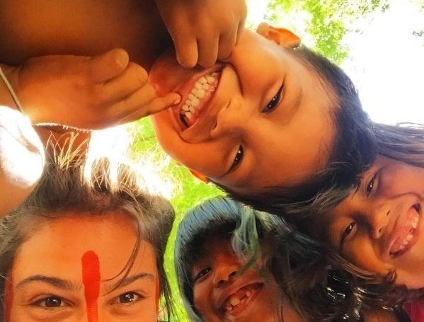 Elenco de "Novo Mundo" faz laboratório em tribo indígena: a atriz Giullia Buscacio na aldeia Parkatêjê, no Pará - Reprodução/Instagram/giubuscacio