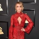 Carrie Underwood usa vestido vermelho decotado - Getty Images