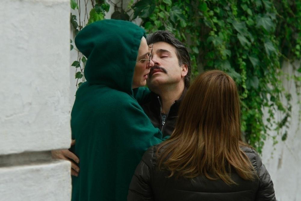 Jarbas Homem de Mello e Claudia Raia ficaram isolados durante o velório lamentando a morte do um bom tempo do velório do ator, diretor, bailarino e cantor Marcos Tumura, que morreu no Hospital 9 de Julho, em São Paulo na madrugada desta quarta-feira (17) - Amauri Nehn/Brazil News