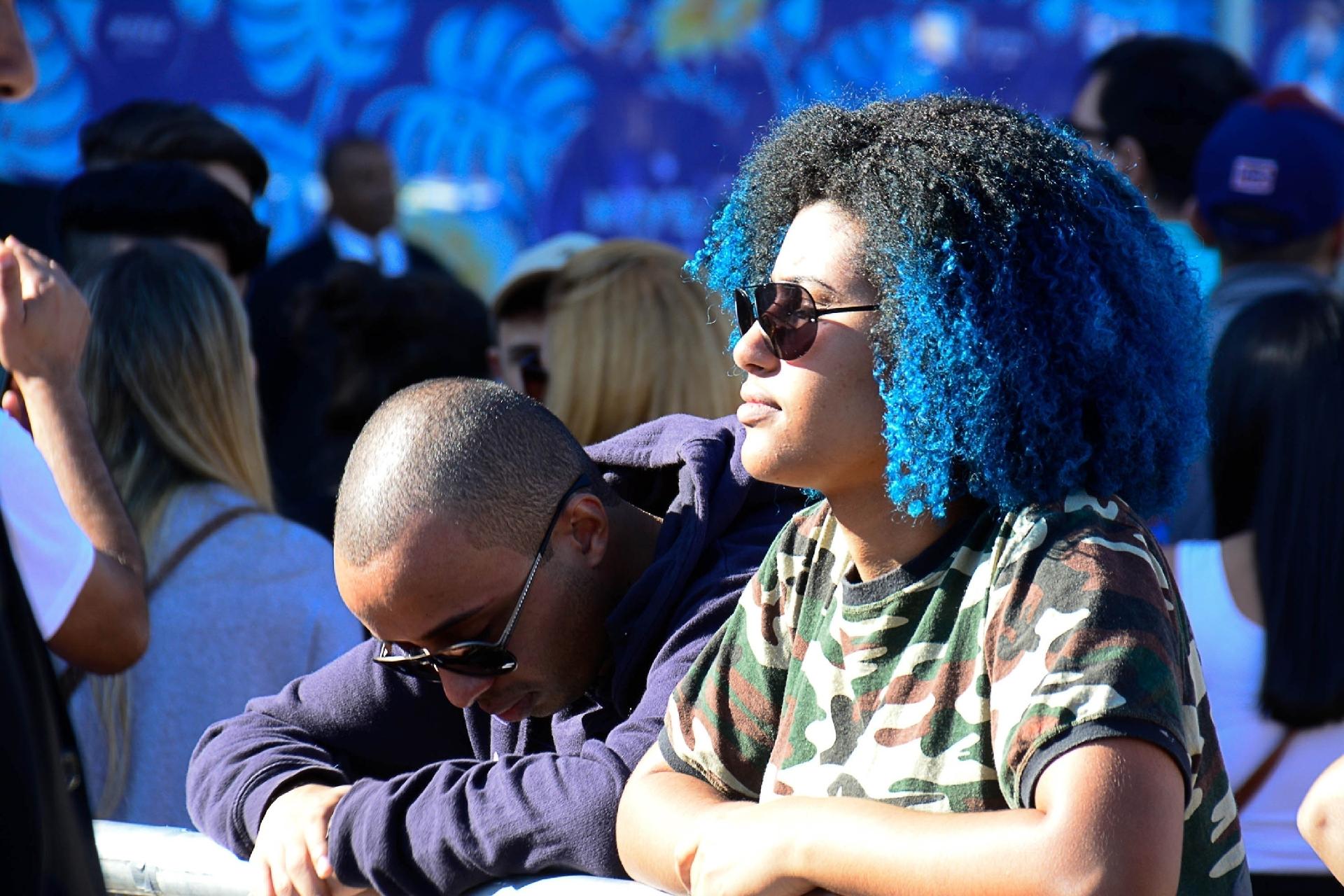 Antes do show, um tímido sol apareceu entre nuvens na Praça Heróis da FEB, em Santana. Teve fã que aproveitou o calor para pegar uma corzinha antes do shows de Skank, Céu e Jorge Ben Jor - Nelson Antoine/UOL
