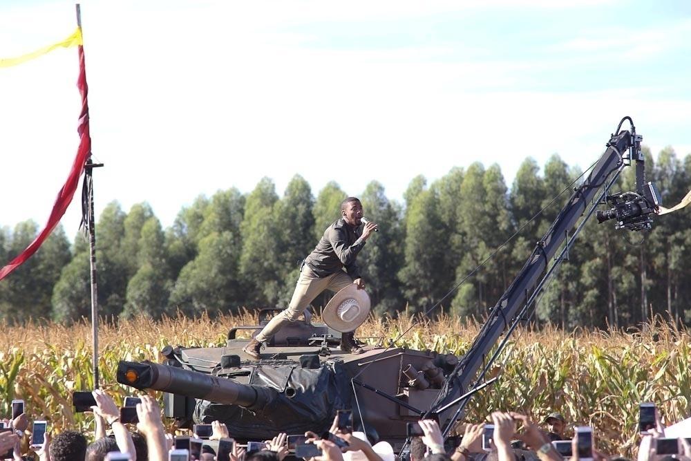Nego do Borel na gravação do DVD de Fernando e Sorocaba em plantação de milho em Holambra - Cláudio Augusto/Brazil News