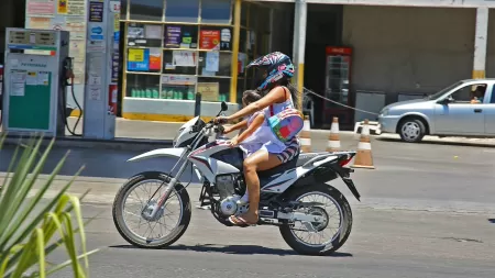 Regras e dicas importantes para transportar crianças em motos