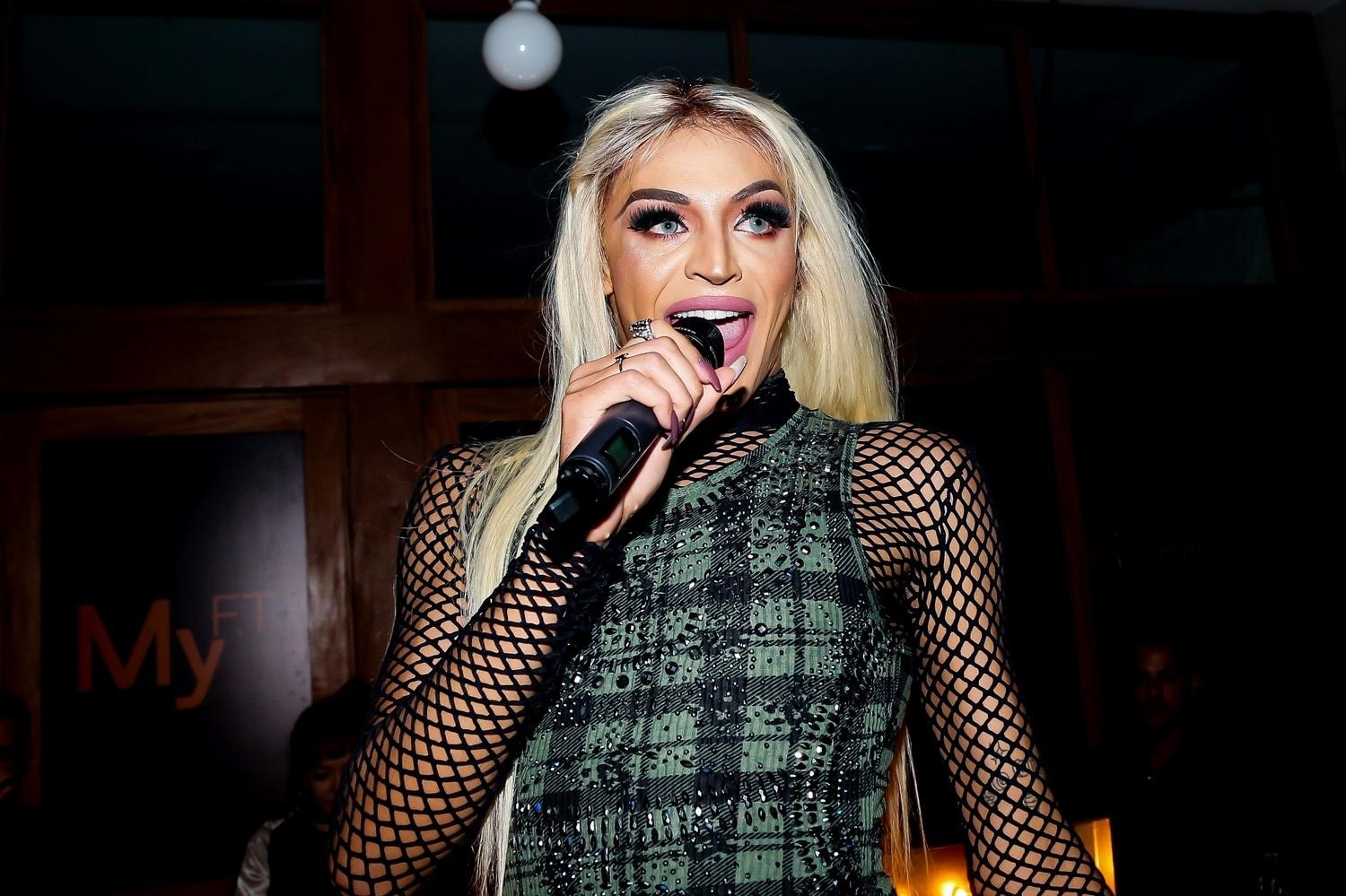 Pabllo Vittar desce até o chão durante pocket show em São Paulo na segunda-feira (18) - Manuela Scarpa/Brazil News