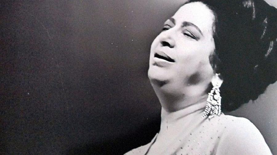 A cantora egípcia Umm Kulthum (1898-1975), que fez história na TV saudita  - Reprodução
