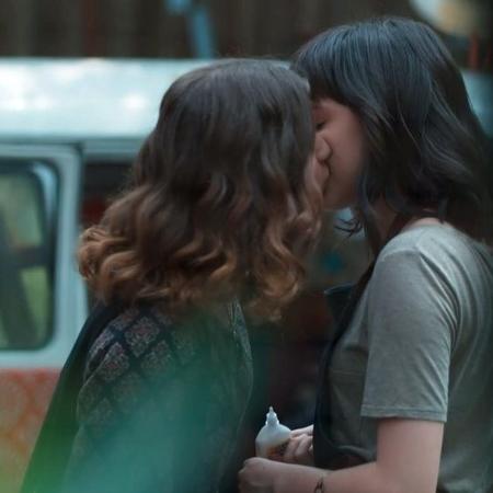 Lica e Samantha se beijaram em "Malhação - Viva a diferença" e deram o que falar - Reprodução/Globo/Twitter