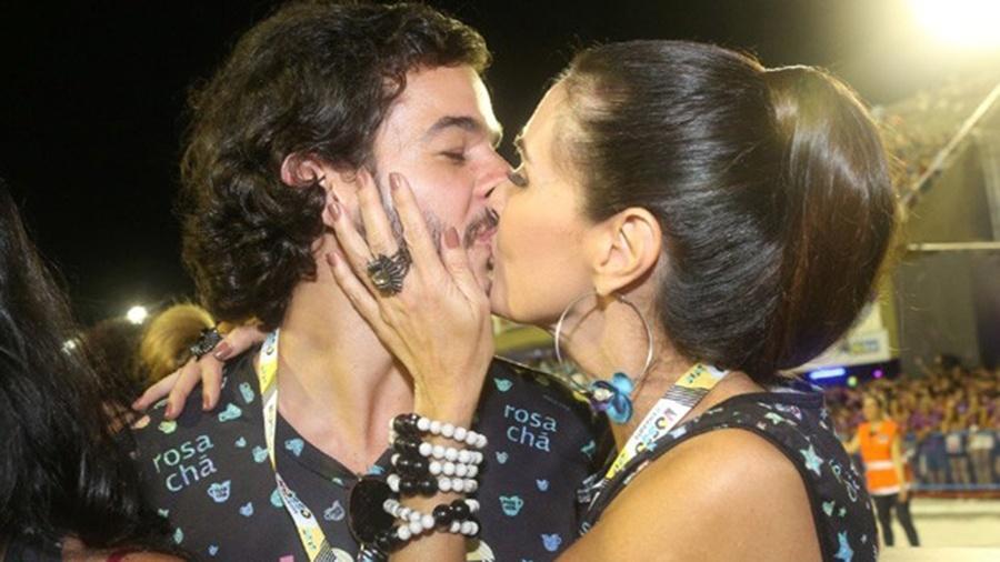 Fátima Bernardes e Túlio Gadelha trocam muitos beijos em camarote da Sapucaí - Brazil Rio News
