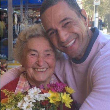 Repórter Fabricio Battaglini abraça dona Regina, de 87 anos, em feira de São Paulo - Reprodução/Instagram - Reprodução/Instagram