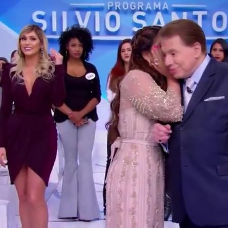 Mara Maravilha cochicha no ouvido de Silvio Santos - Reprodução/SBT - Reprodução/SBT