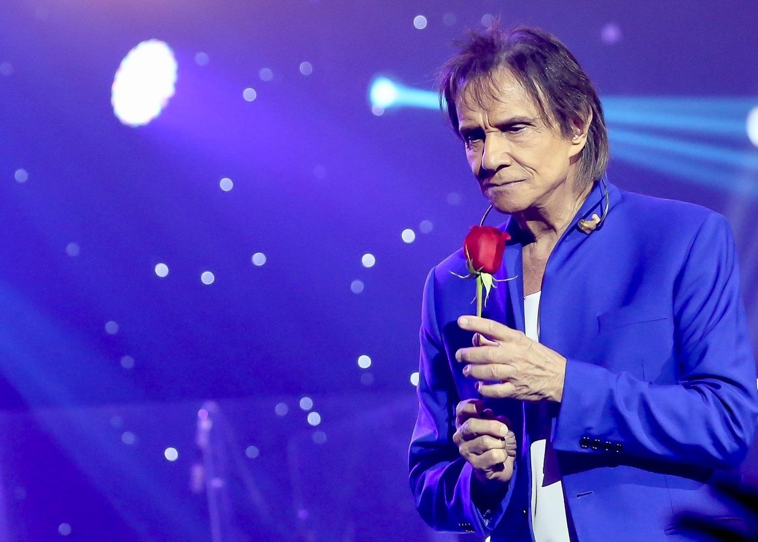 Ao final da apresentação, como de costume, Roberto Carlos jogou rosas para a plateia - Manuela Scarpa/Brazil News