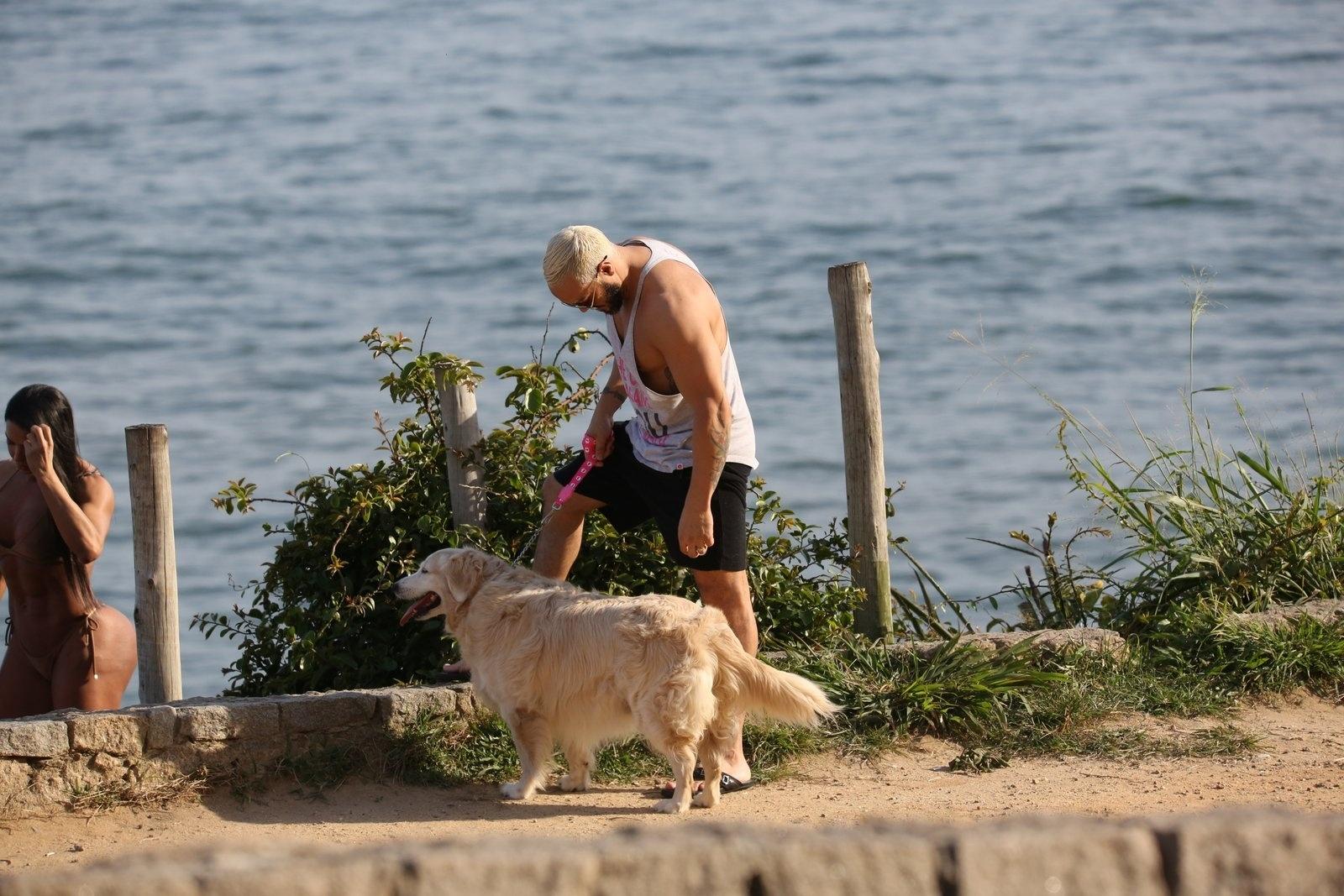 O cantor Belo também estava na sessão de fotos e cuidou do cachorro - AgNews