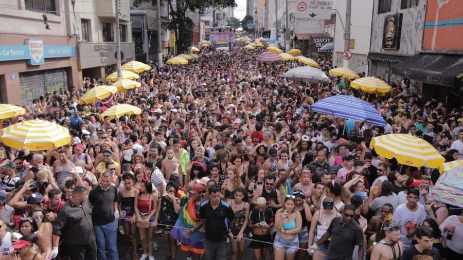 Foliões curtem na Rua Augusta, em São Paulo