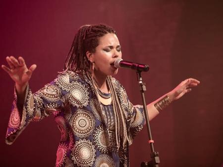 A cantora pernambucana Doralyce, amiga de Marielle Franco e autora de música sobre o assassinato da vereadora - Júlia Guimarães/Reprodução/Instagram