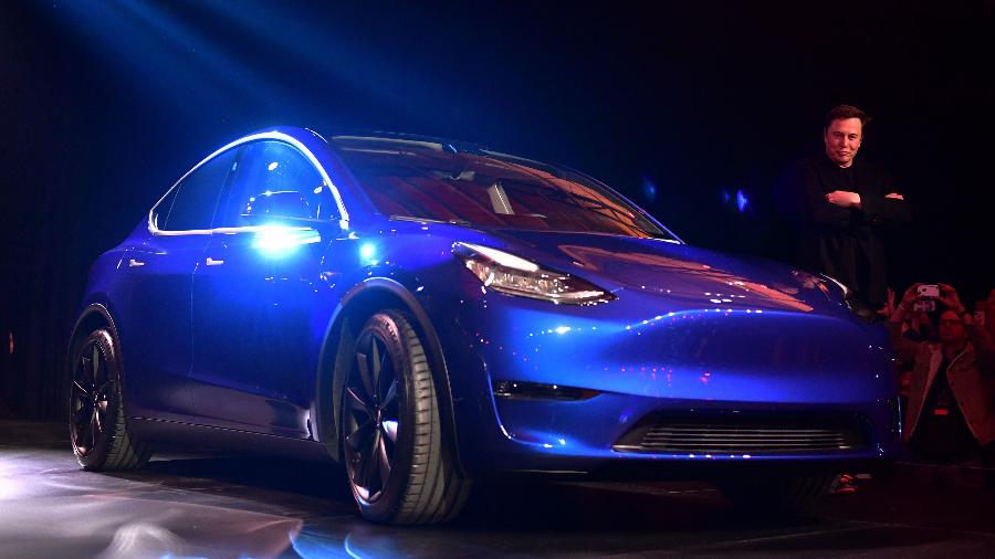 Sistema de carros da Tesla segue marcas na pista usando inteligência artificial - Frederic J. Brown/AFP