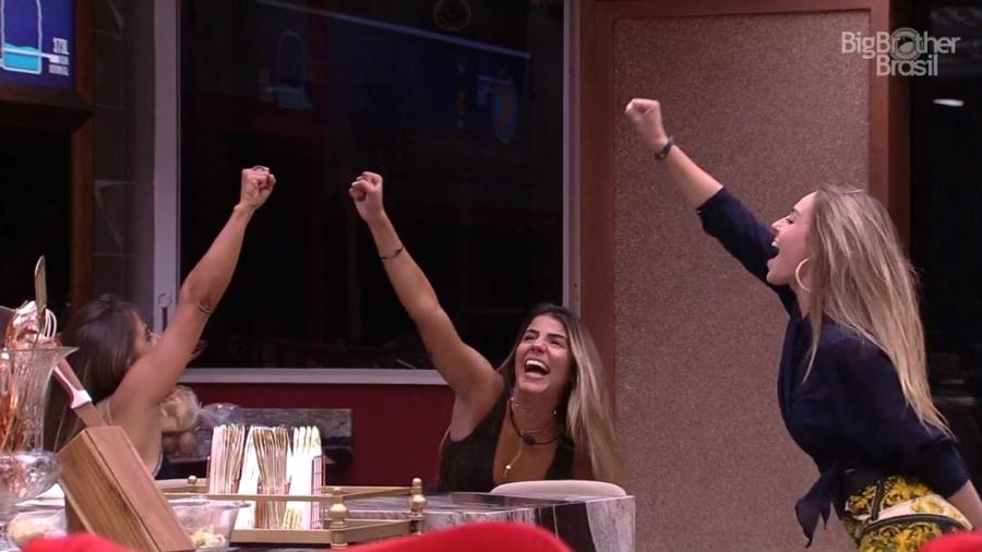 Carolina, Hariany e Paula comemoram permanência na casa - Reprodução/Globoplay