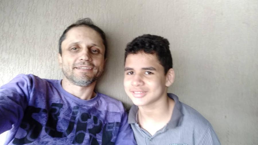 Adex Alves e o filho João. O pai lutou com bandidos para que eles não levassem remédio do filho que tem síndrome de Dravet - Arquivo Pessoal