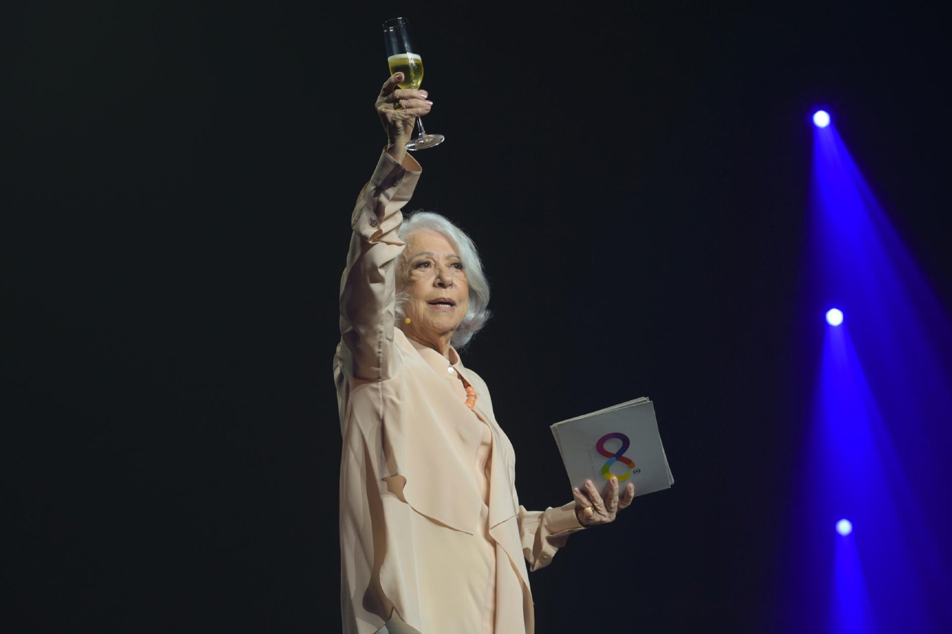 Fernanda sugere um brinde após discurso de inauguração dos novos estúdios - Victor Pollak/Globo e Paulo Belote/Globo