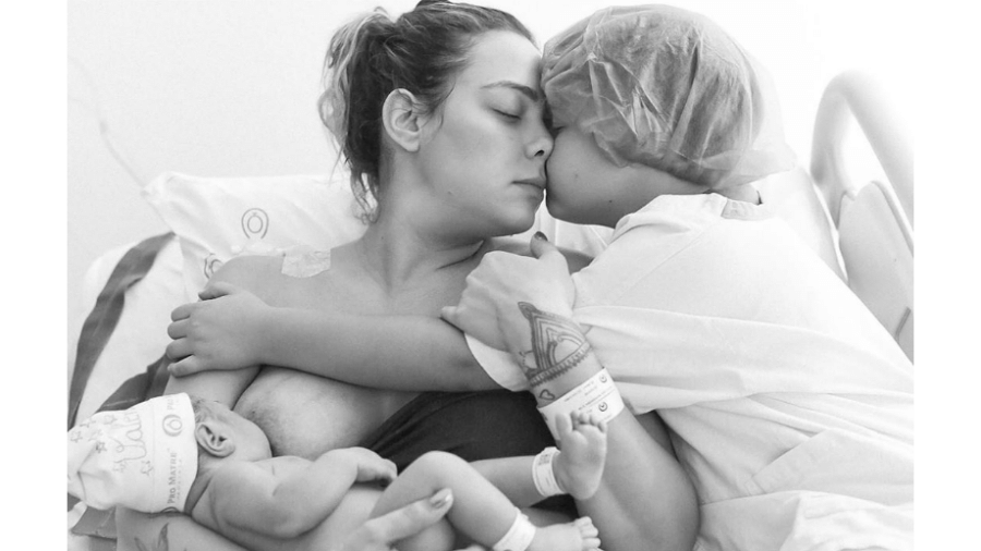 Carol Dantas dá de mama ao filho recém-nascido, Valentin, enquanto ganha carinho do primogênito, Davi - Reprodução/Instagram