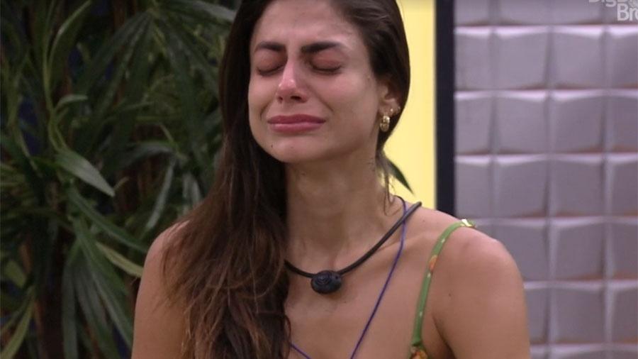 Mari chora após ganhar declaração da família - Reprodução/Globoplay