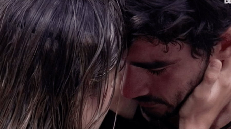 Guilherme e Gabi choram no jardim - Reprodução/GlobosatPlay