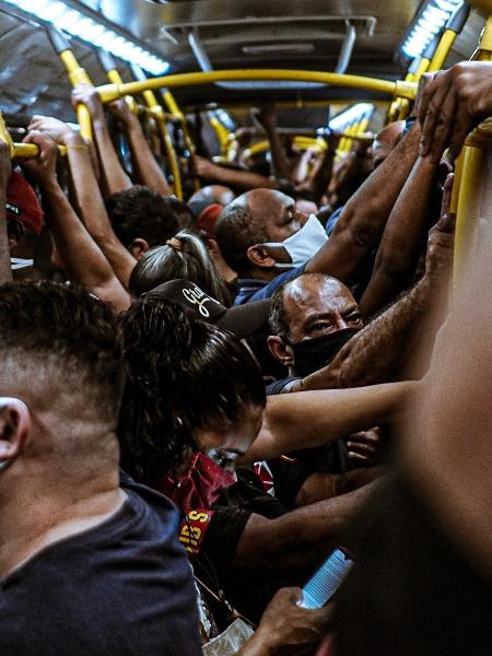 Foto tirada em BRT lotado na noite da reabertura do comércio no Rio de Janeiro - Yan Marcelo/@yanzitx