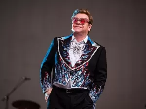 Elton John fala sobre perda da visão em peça: 'Não consigo ver o palco'