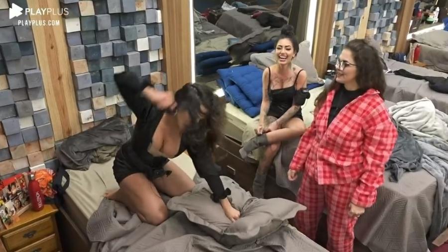 Raissa Barbosa soca travesseiro de raiva após roça em "A Fazenda 2020" - Reprodução/RecordTV