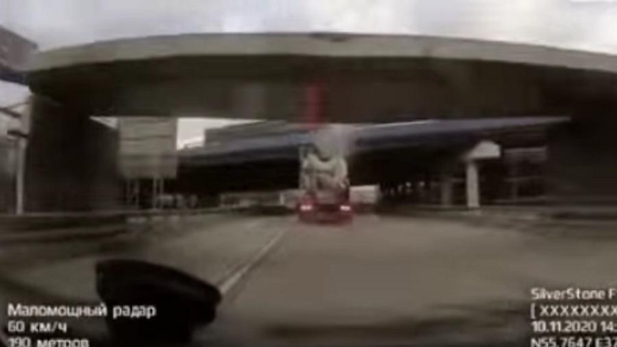 O acidente foi flagrado pela câmera disponível no painel do carro, na Rússia - Reprodução/Reddit/IdiotsInCars